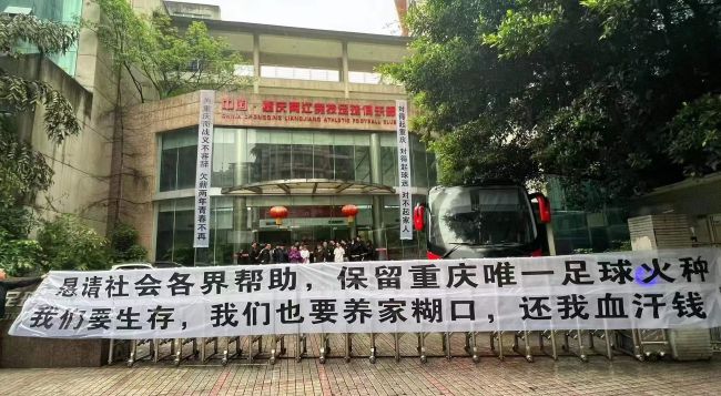 摩洛哥留学生Yassine拿着学生签在巴黎进修建筑师专业。偶尔产生的不幸事务，让他挂了科，丢了护照，成了在法国的外国三无人士。为了能继续留在法国，他选择和他最好的伴侣成婚。当他感觉这事儿终究弄定了的时辰，一名婚姻查询拜访员暗暗来到他们身旁……